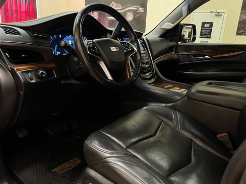 Used 2018 Cadillac Escalade ESV Luxury image 32