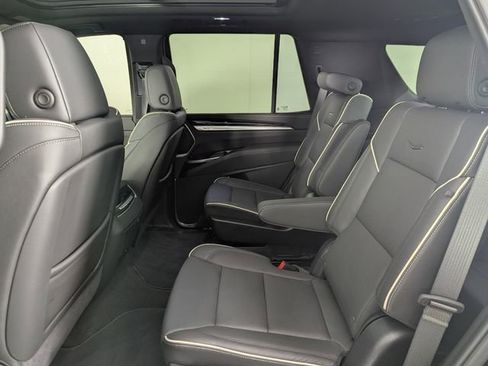 Used 2025 Cadillac Escalade Premium Luxury image 17