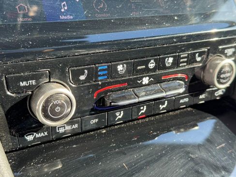 Used 2022 Jeep Grand Cherokee L Overland w/ Advanced Protech Group III image 24