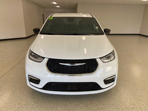 New 2025 Chrysler Pacifica Select image 2