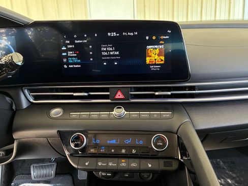 Used 2023 Hyundai Elantra Limited FWD image 21