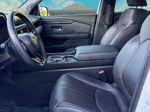 Used 2025 Honda Pilot Black Edition image 8