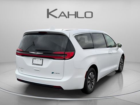 Used 2022 Chrysler Pacifica Touring-L FWD image 5