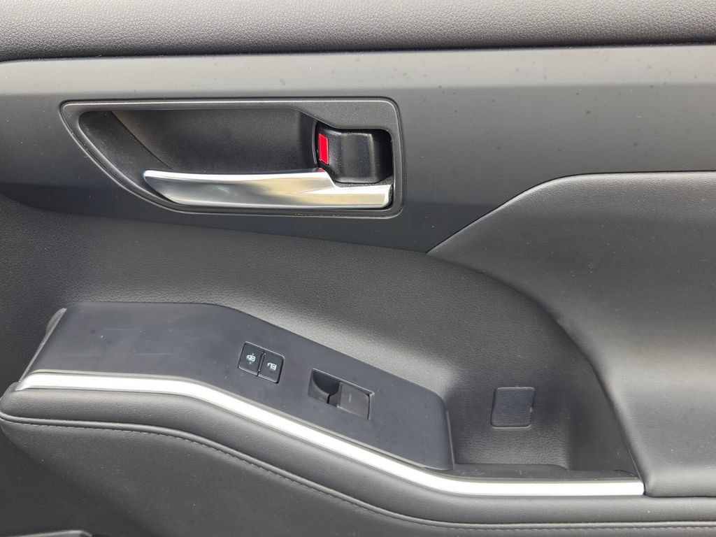 Used 2022 Toyota Highlander XLE FWD image 22