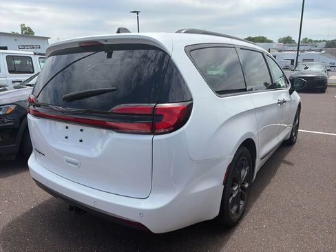 Used 2024 Chrysler Pacifica Touring-L w/ Road Tripper Package FWD image 8
