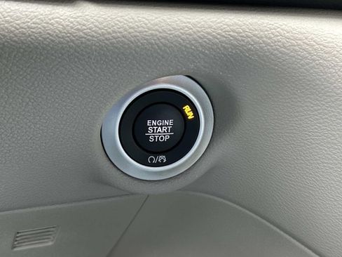 Used 2023 Chrysler Pacifica Touring-L image 33