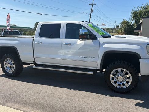 Used 2018 GMC Sierra 2500 Denali w/ Duramax Plus Package AWD/4WD image 6