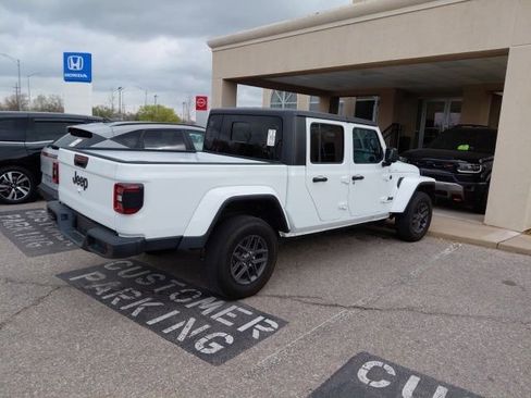 Used 2024 Jeep Gladiator Sport image 2