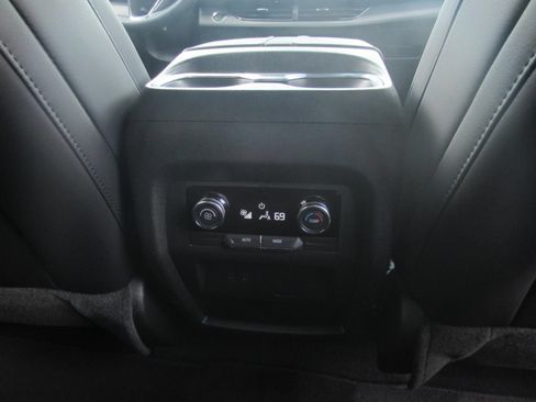 Used 2025 Buick Enclave Preferred AWD/4WD image 32