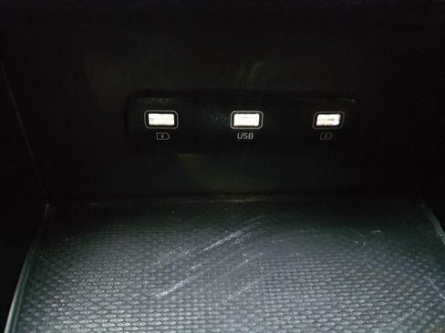 Used 2022 Kia Carnival LX image 24