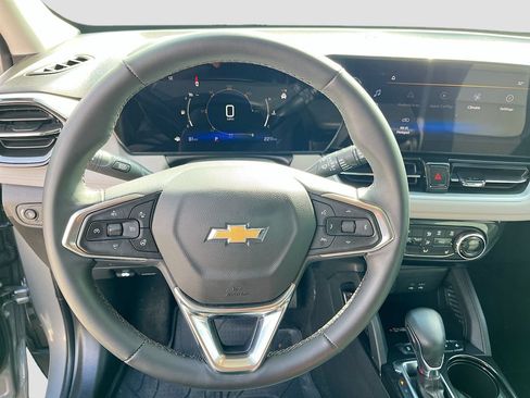Used 2024 Chevrolet TrailBlazer LT w/ Convenience Package FWD image 11