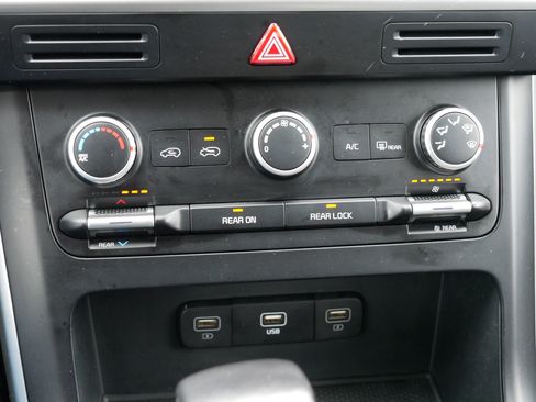 Certified 2024 Kia Carnival LX image 23