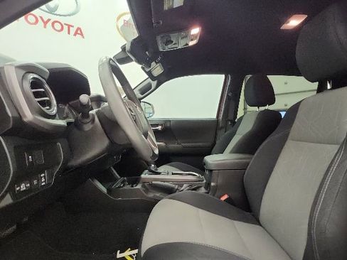 Used 2022 Toyota Tacoma TRD Off-Road AWD/4WD image 15