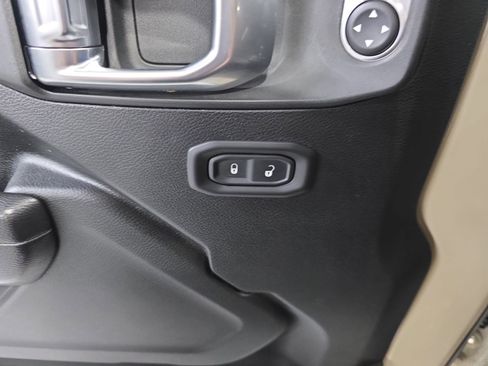 Used 2020 Jeep Gladiator Rubicon w/ Cold Weather Group AWD/4WD image 27