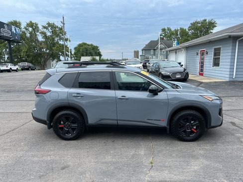Used 2025 Nissan Rogue SV AWD/4WD image 2