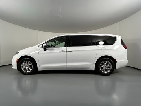 Used 2023 Chrysler Pacifica Touring-L image 4