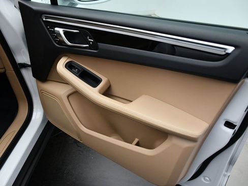 Certified 2023 Porsche Macan AWD/4WD image 26