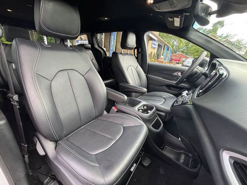 Used 2025 Chrysler Pacifica Select FWD image 11