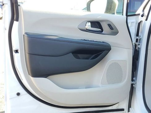 Used 2023 Chrysler Pacifica Touring-L image 10