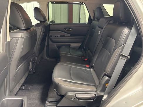 Used 2025 Nissan Pathfinder SL AWD/4WD image 17