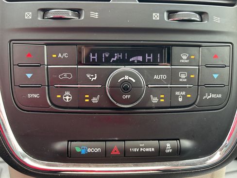 Used 2016 Chrysler Town & Country Touring-L image 31