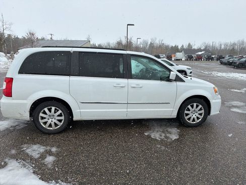 Used 2016 Chrysler Town & Country Touring FWD image 8