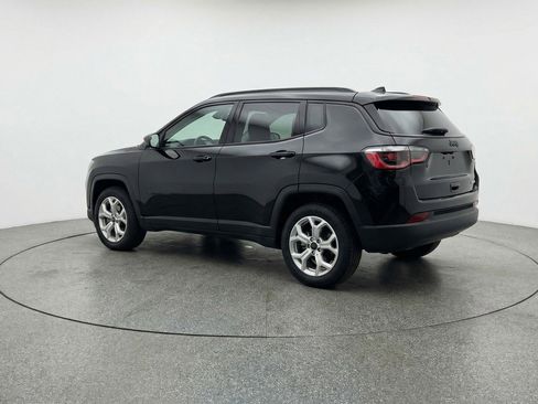 Used 2025 Jeep Compass Latitude AWD/4WD image 6