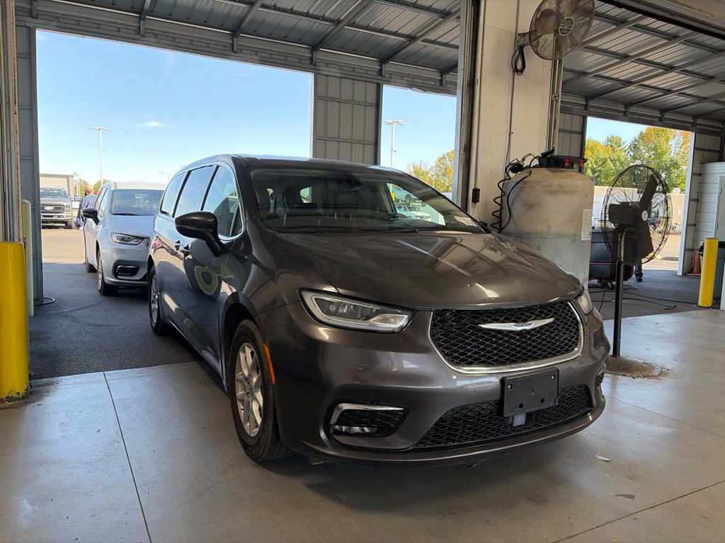 Used 2023 Chrysler Pacifica Touring-L FWD image 1