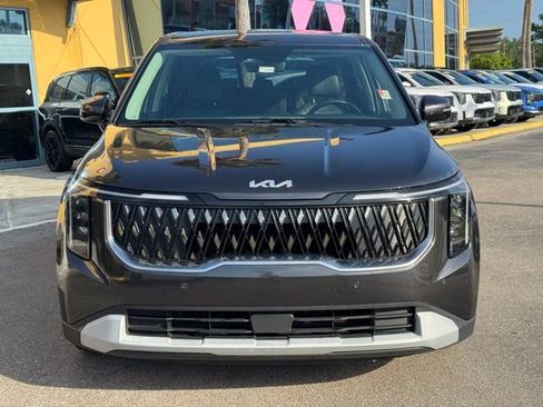 Used 2025 Kia Carnival image 7