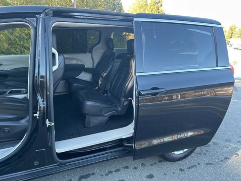 Used 2024 Chrysler Pacifica Touring-L image 24