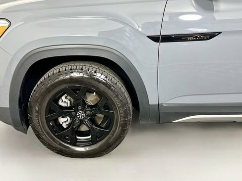 Used 2025 Volkswagen Atlas Peak Edition SE AWD/4WD image 33