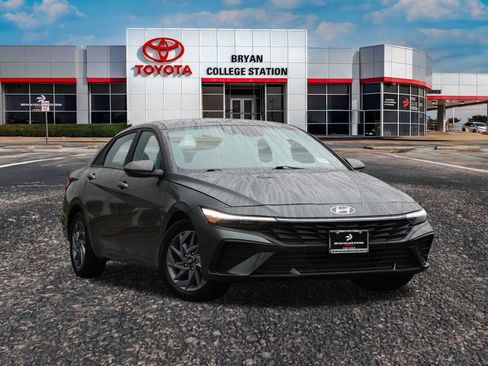 Used 2024 Hyundai Elantra SEL image 1