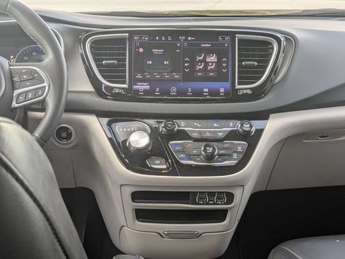 Used 2023 Chrysler Pacifica Touring-L FWD image 24