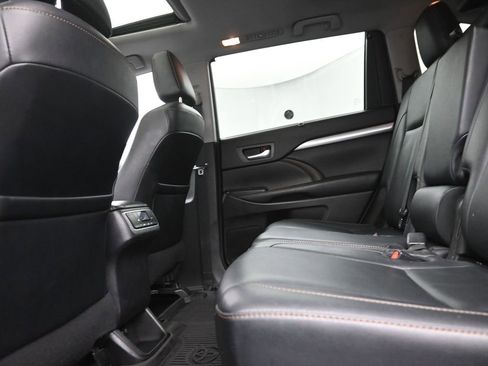 Used 2018 Toyota Highlander XLE image 12