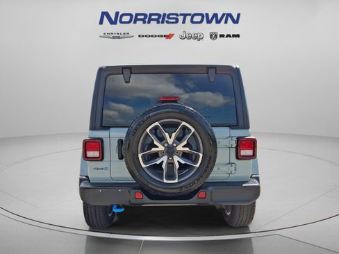 Used 2024 Jeep Wrangler Unlimited w/ Convenience Group AWD/4WD image 5