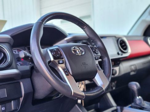 Used 2022 Toyota Tacoma SR5 AWD/4WD image 17