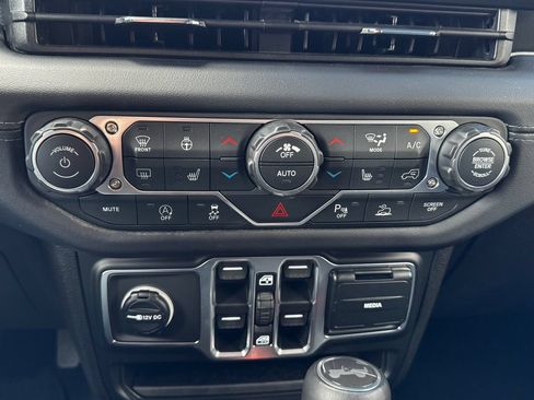 Used 2026 Jeep Wrangler Unlimited Sahara AWD/4WD image 19