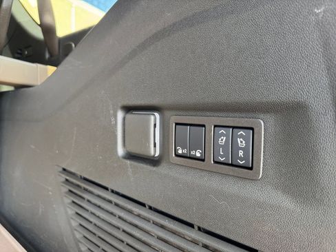 Used 2025 GMC Yukon XL Denali Ultimate AWD/4WD image 18