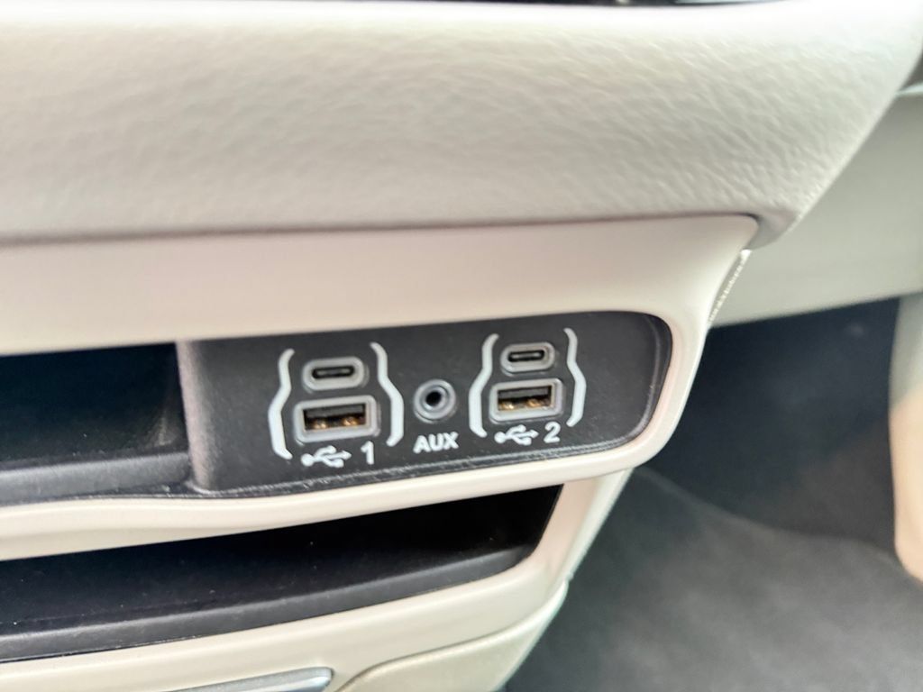 Used 2023 Chrysler Pacifica Touring-L FWD image 32