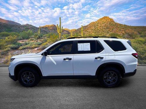 Used 2025 Honda Pilot TrailSport image 8