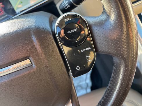 Used 2018 Land Rover Range Rover Sport SE image 34