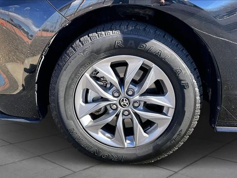 Certified 2025 Toyota Sienna XLE image 10