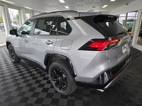 Used 2022 Toyota RAV4 SE w/ Convenience Package image 5