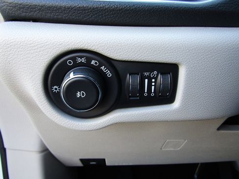 Used 2017 Chrysler Pacifica Limited FWD image 12