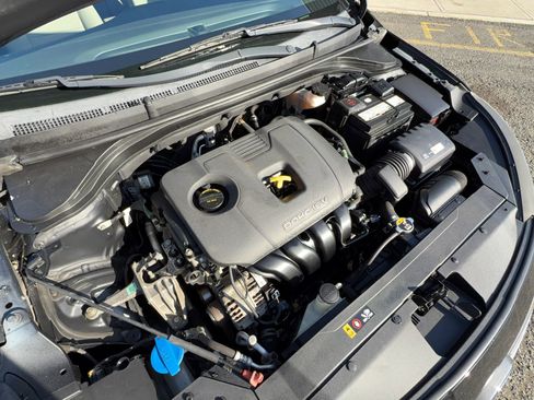 Used 2019 Hyundai Elantra SE FWD image 17