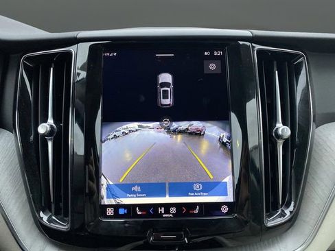 Used 2023 Volvo XC60 B5 Plus image 10