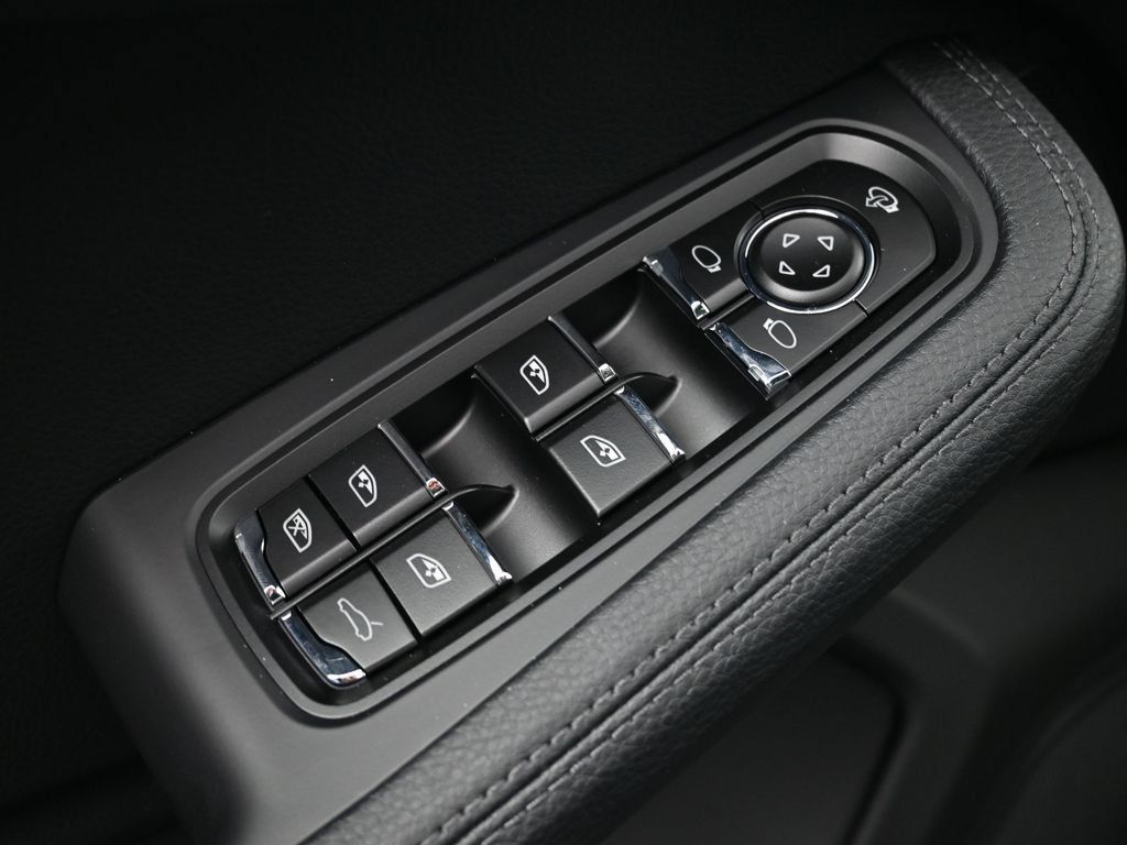 Certified 2026 Porsche Macan AWD/4WD image 19
