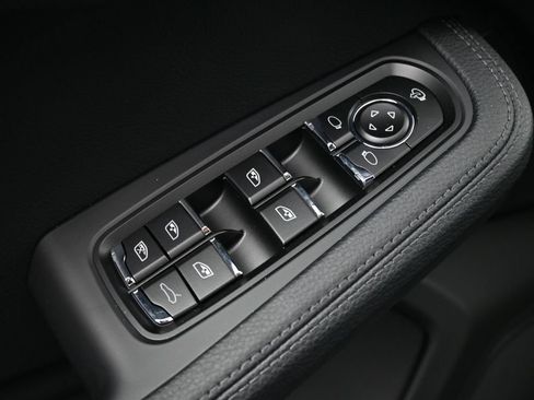 Certified 2026 Porsche Macan AWD/4WD image 19