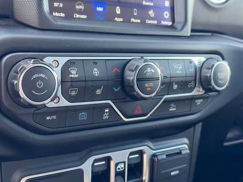Used 2023 Jeep Wrangler Unlimited Sahara w/ Cold Weather Group AWD/4WD image 19