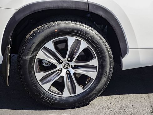 Certified 2023 Toyota Highlander XLE image 9